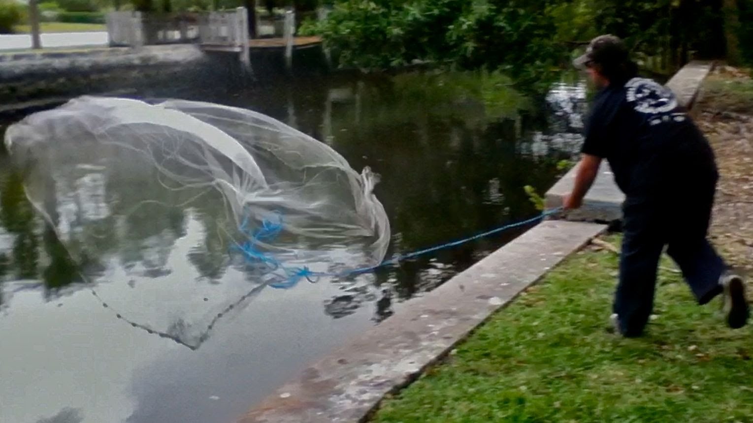 Cast Net Throwing! NINJA STYLE Amazing Accuracy On Moving Fish